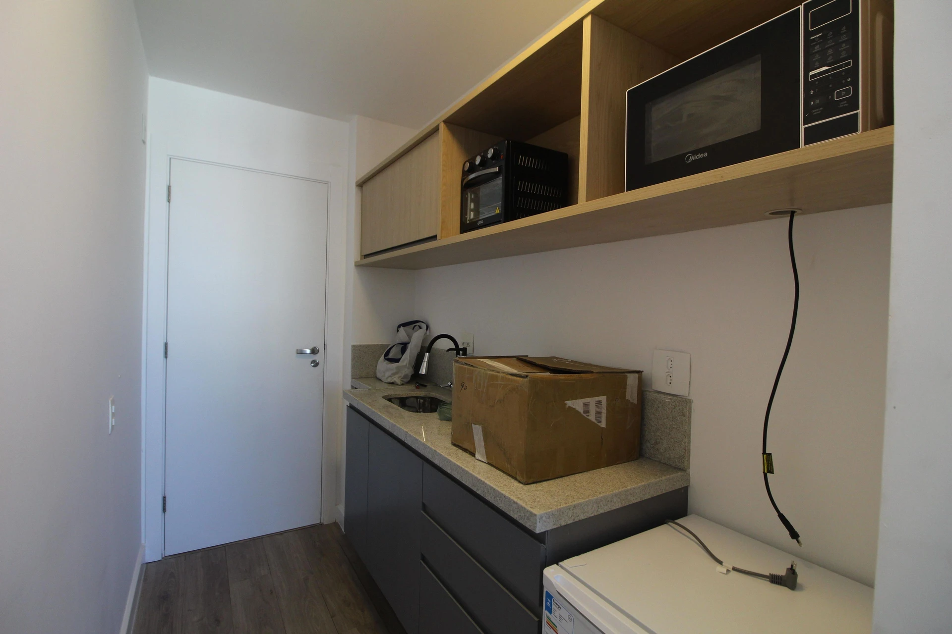 Studio mobiliado com 1 quarto em suíte e 1 banheiro