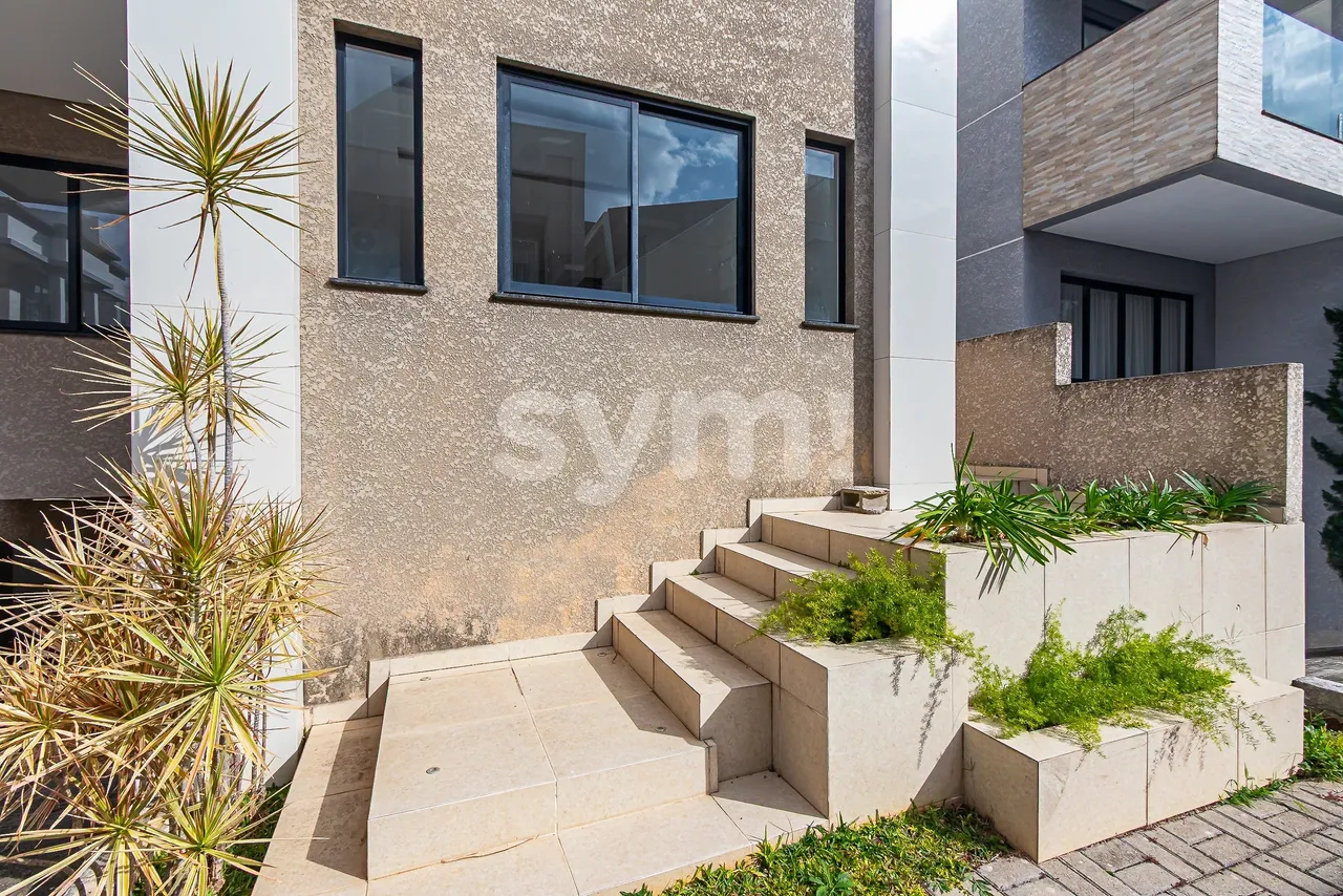 House in a gated community with 5 bedrooms and 3 suites — photo 5