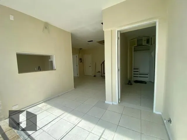 Unfurnished apartment with a glass-enclosed balcony — photo 18