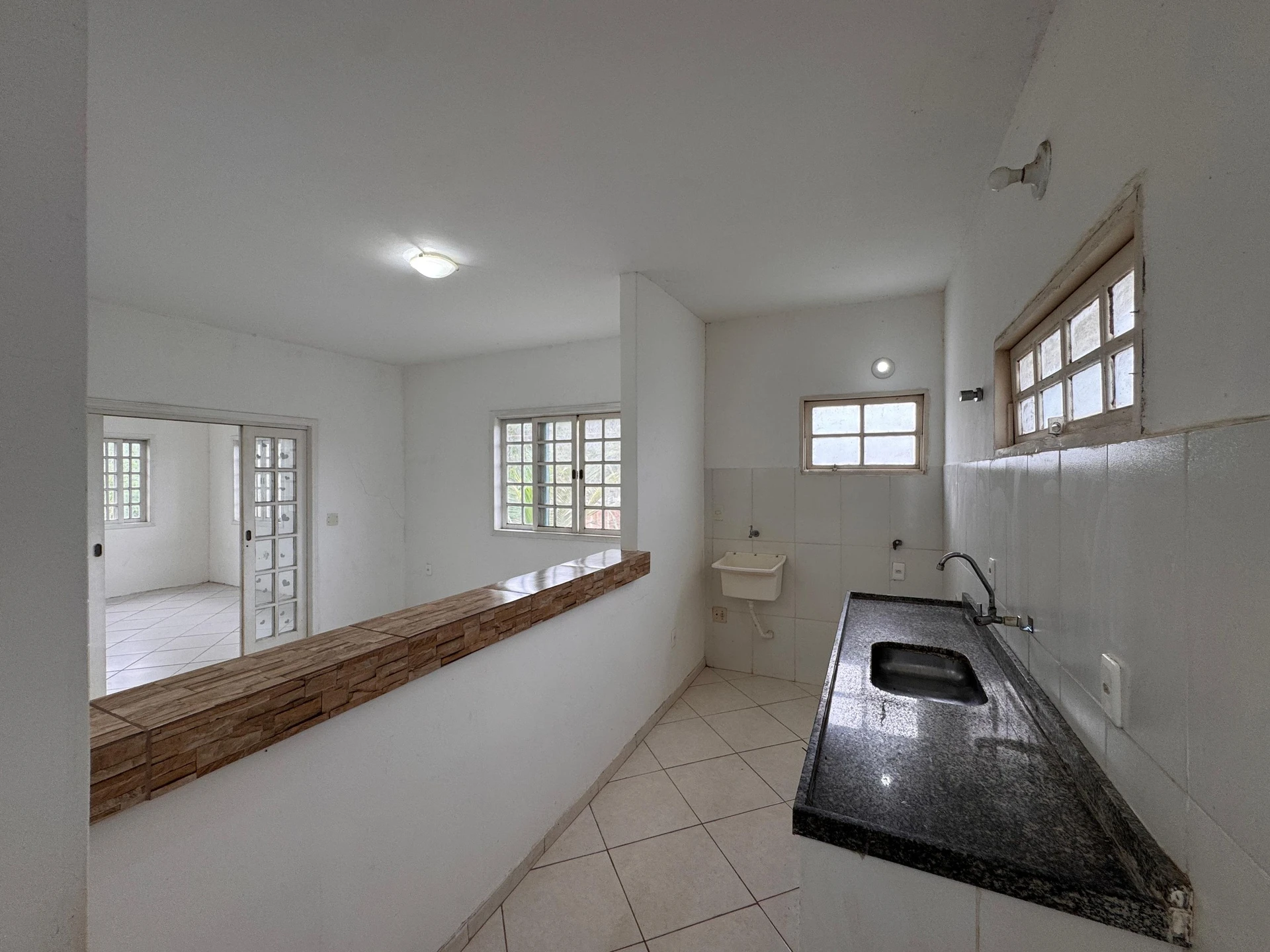 2-bedroom house with 1 bathroom no parking — photo 9