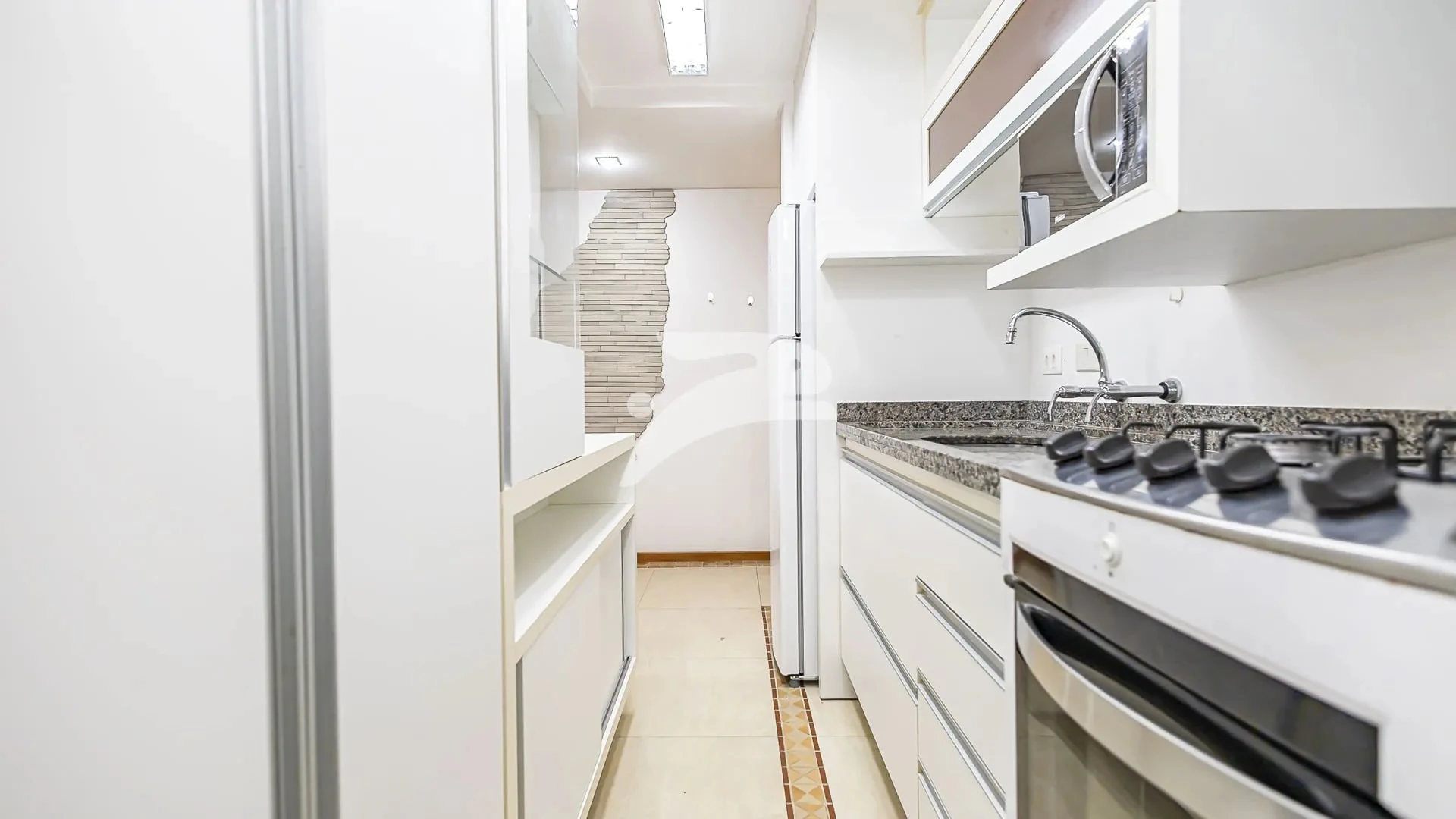 Furnished 1-bedroom apartment with covered parking — photo 5