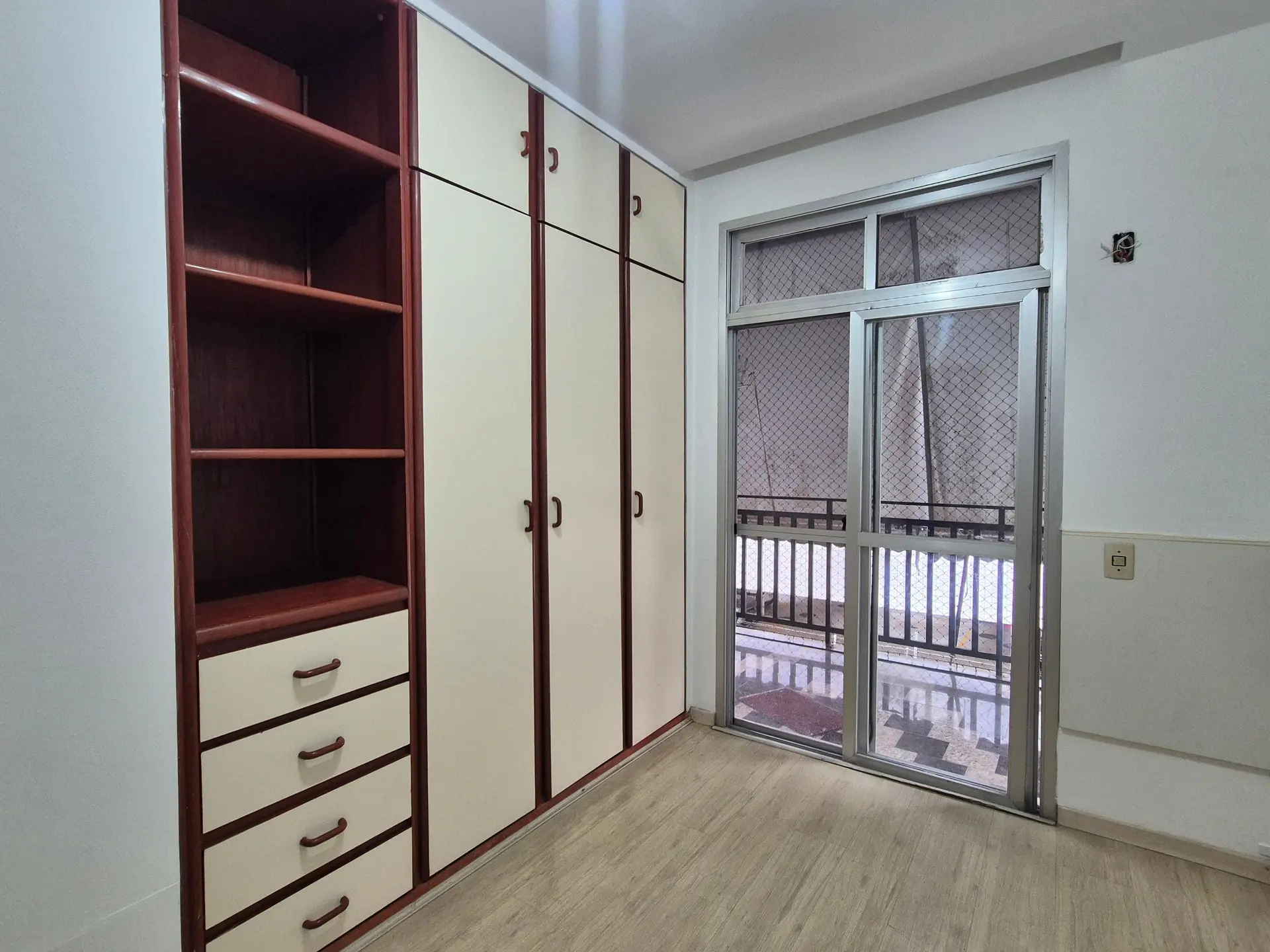 4-bedroom apartment with 3 bathrooms and a balcony — photo 57