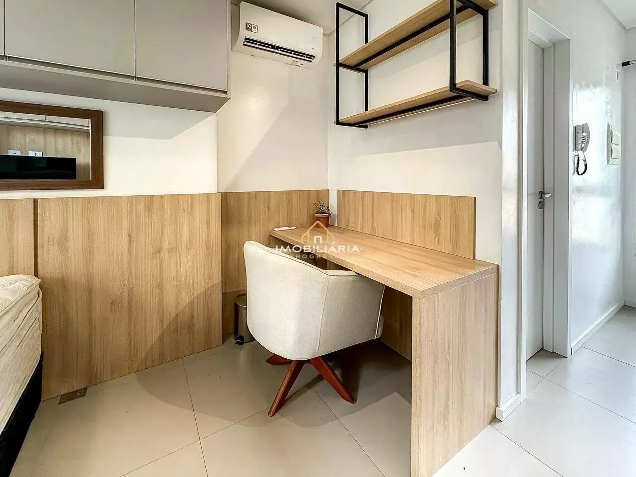 One-bedroom apartment in a building with a coworking space — photo 6