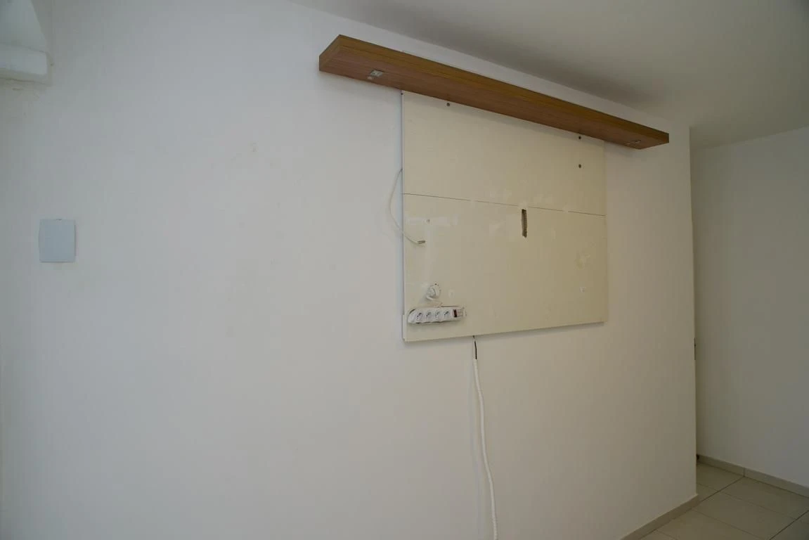 Rental apartment with 2 bedrooms and a glass balcony — photo 12