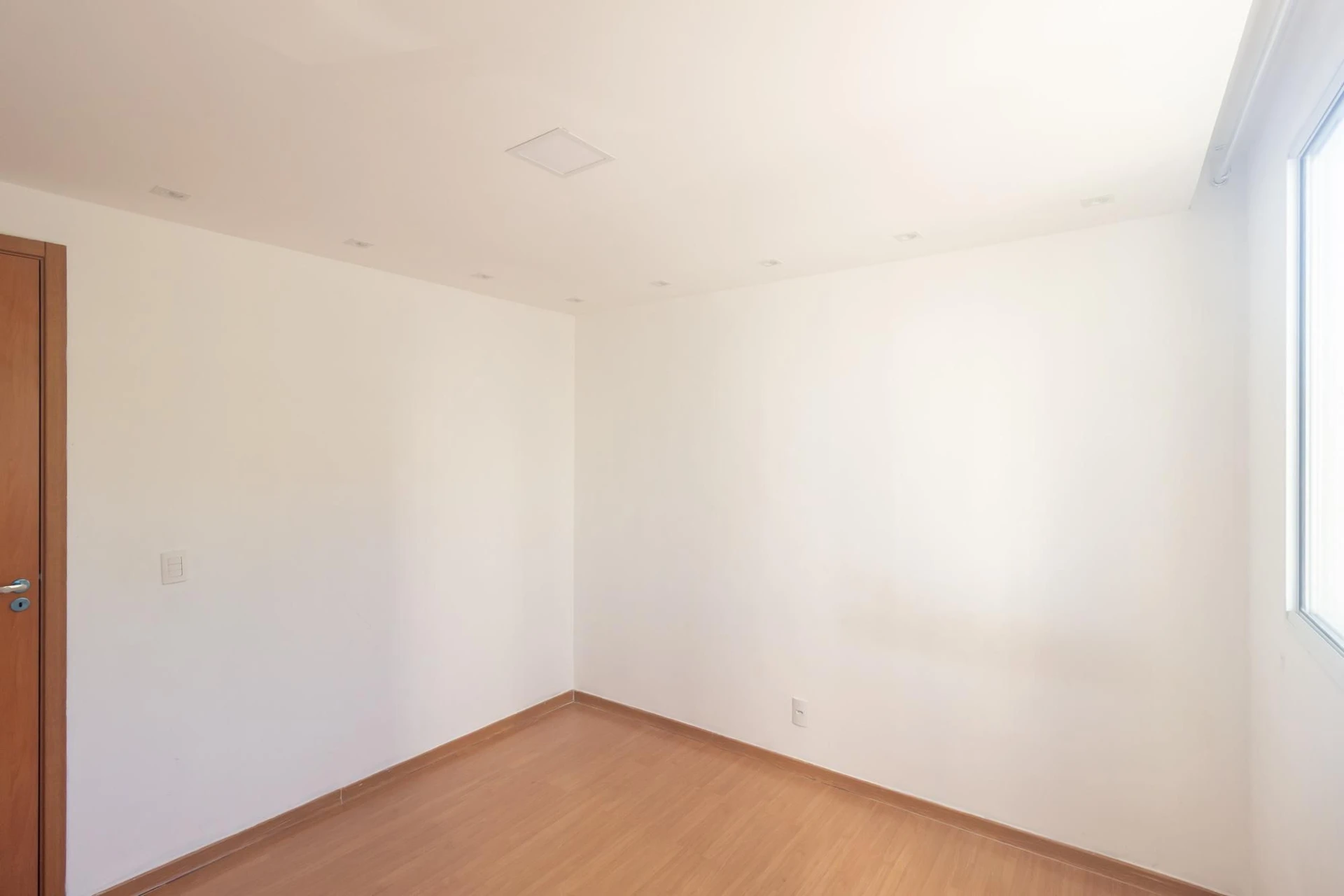 2-bedroom apartment with a laundry area — photo 18