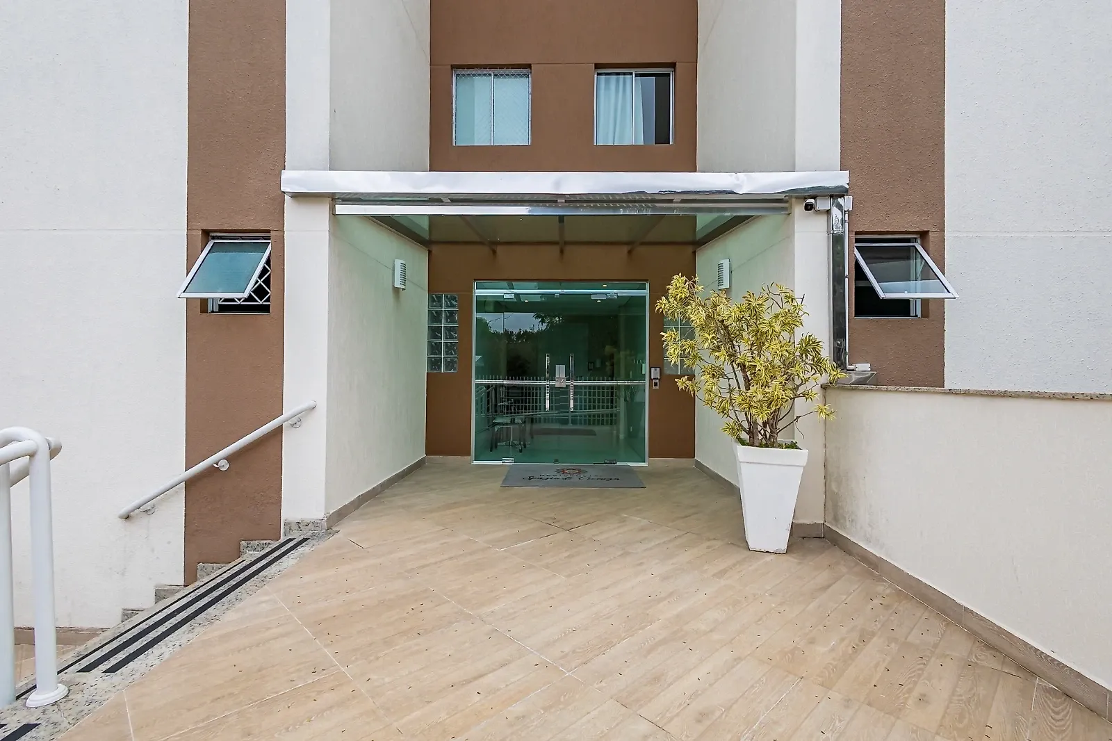 Balcony with a grill in a 3-bedroom apartment, 74 m² — photo 49