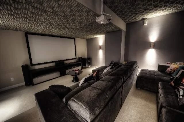 Balcony with a grill in a one-bedroom apartment, 68 m² — photo 31
