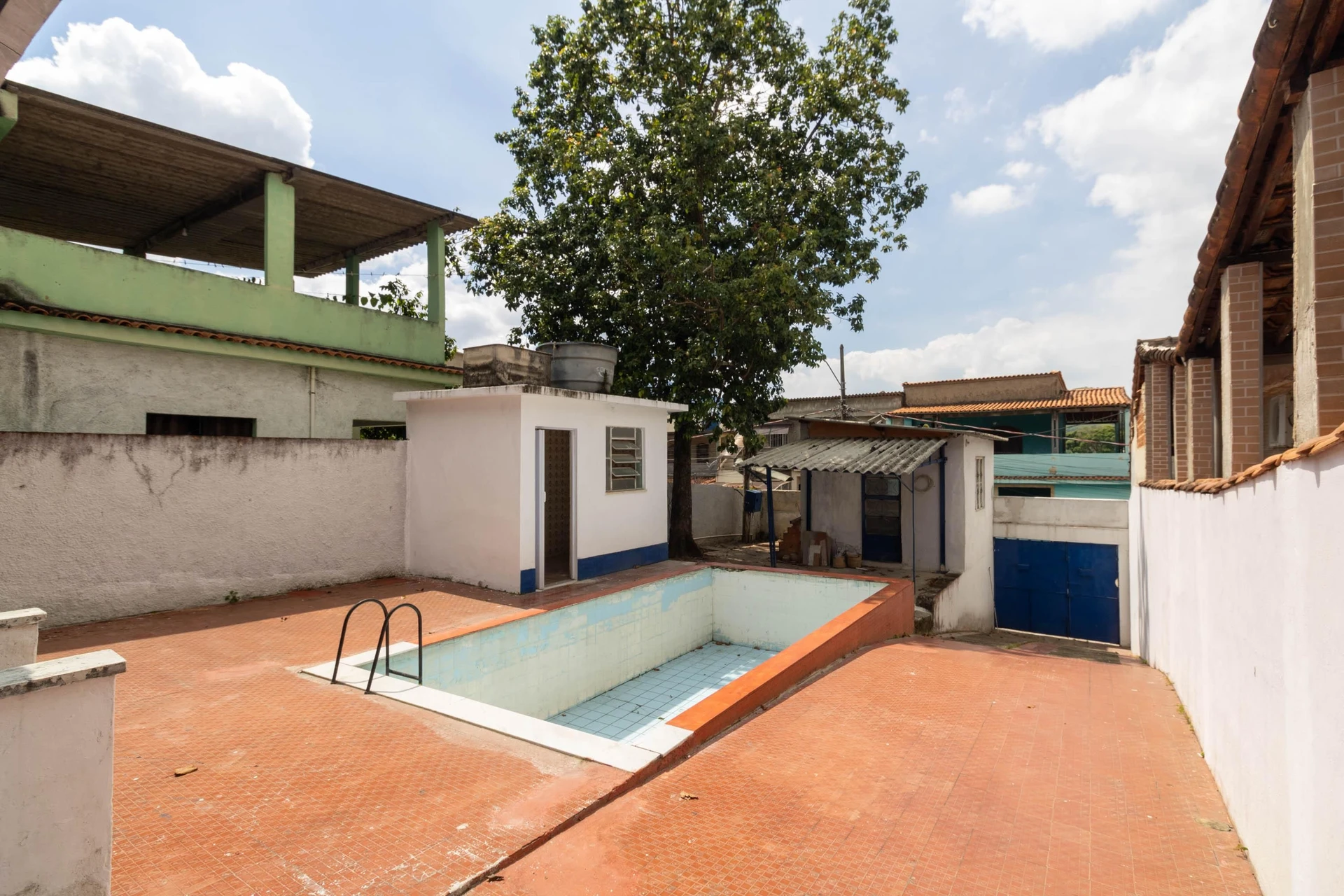 House with 3 bedrooms and a shared outdoor pool — photo 10