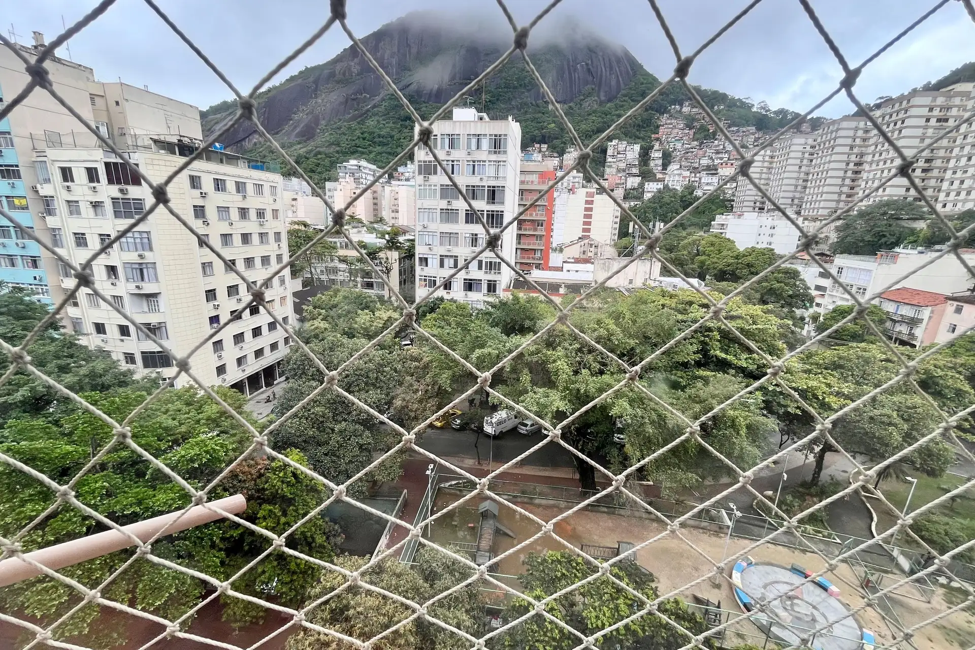 One-bedroom apartment with a mountain view — photo 5