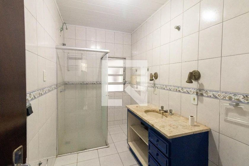 3-bedroom house with wood or laminate floors in Curitiba — photo 36