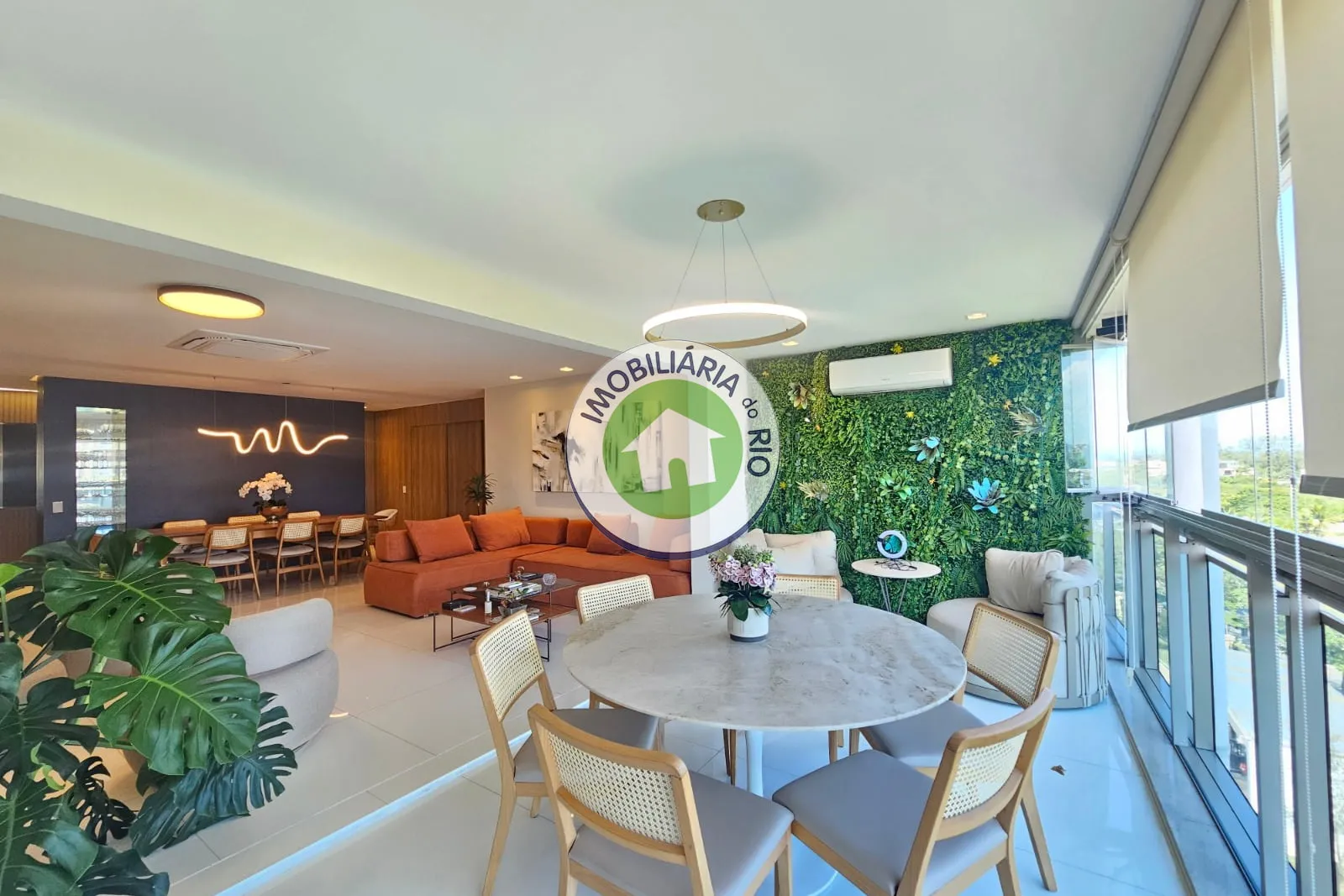 Unfurnished apartment with 4 bedrooms and glass balcony — photo 3
