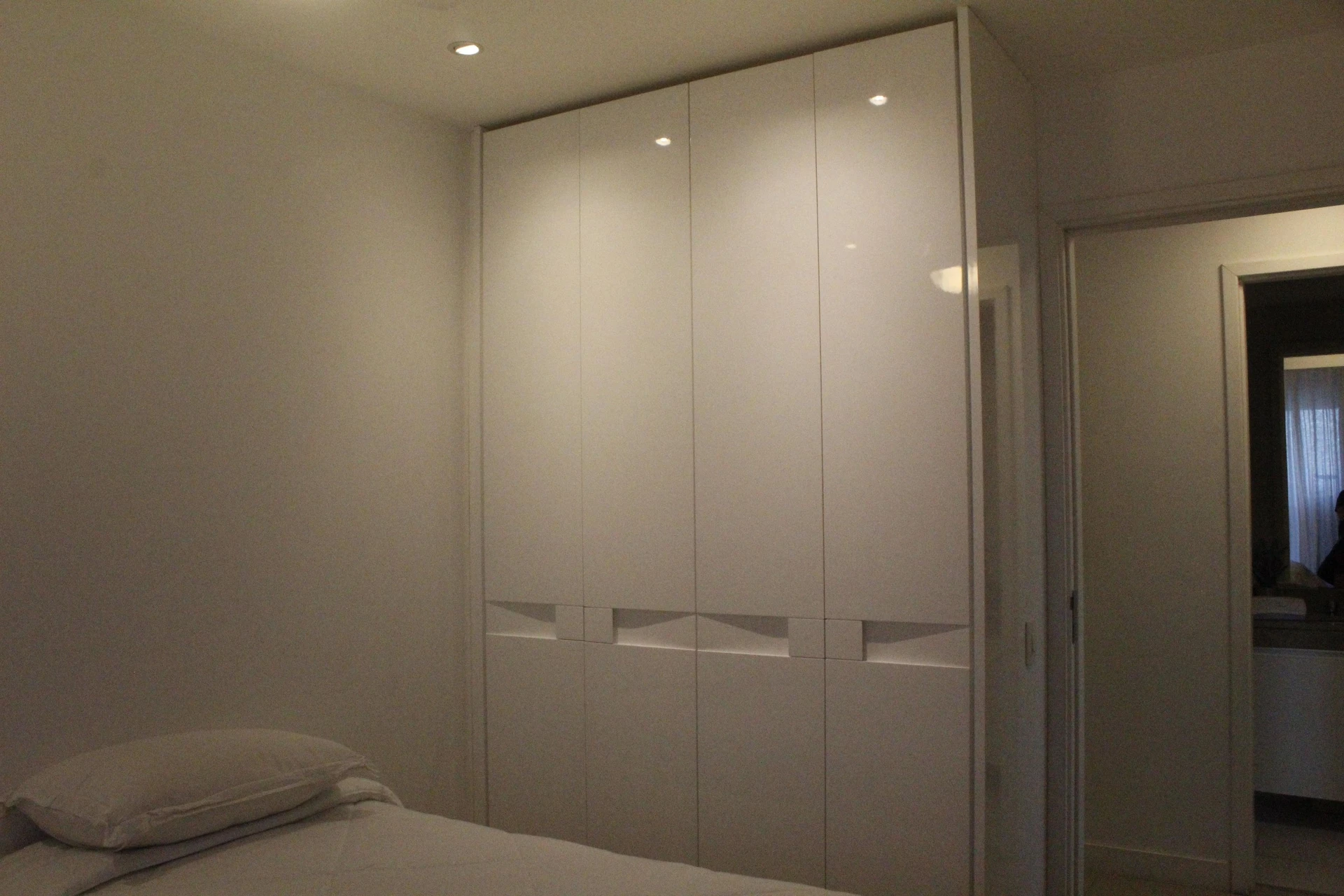 Glass-enclosed balcony in a 3-bedroom apartment, 115 m² — photo 30