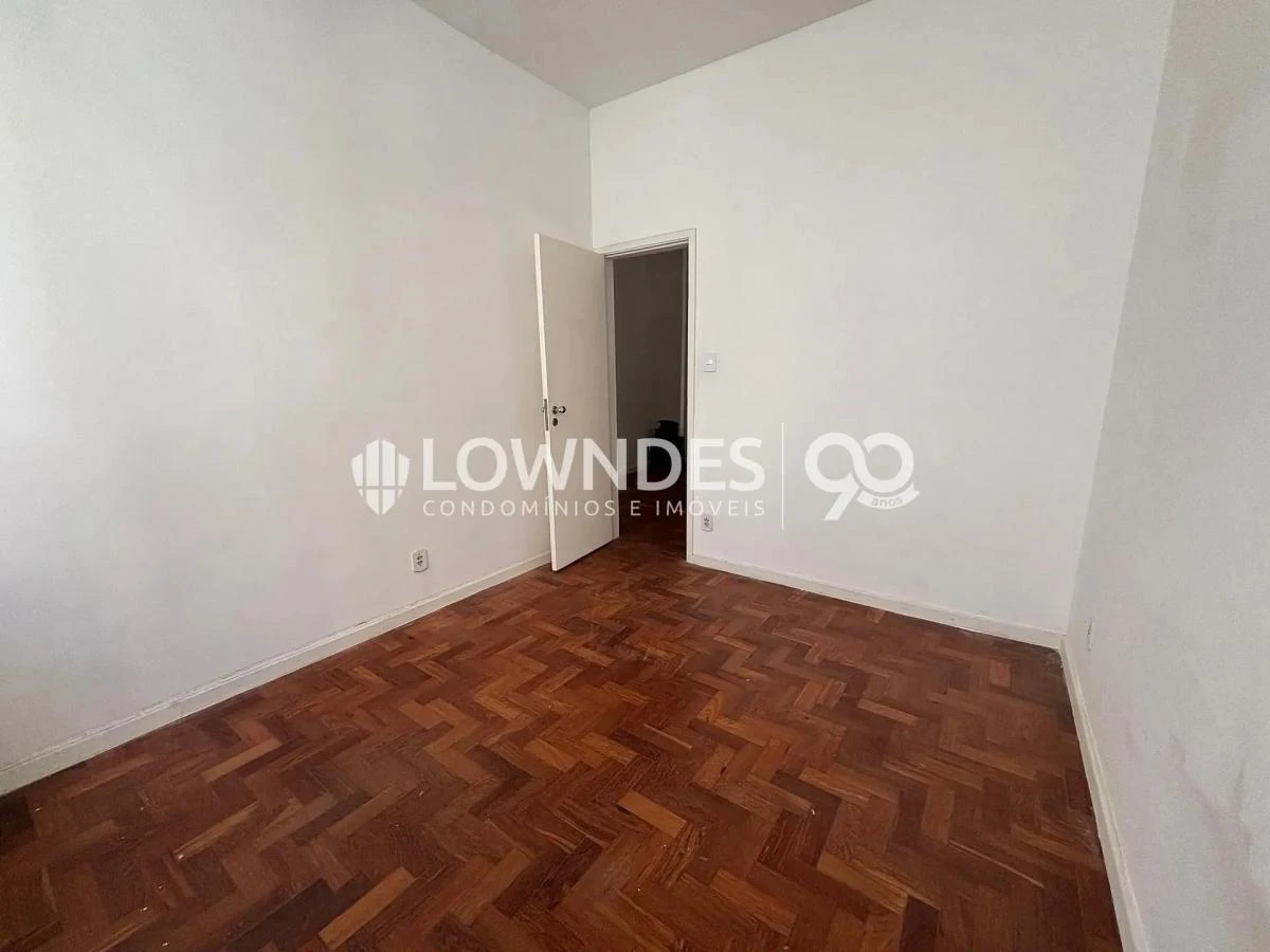 One-bedroom apartment with wood or laminate floors — photo 6