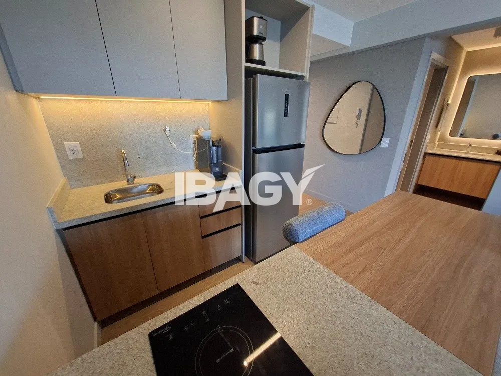 Studio with a glassed-in balcony and open-plan kitchen — photo 180
