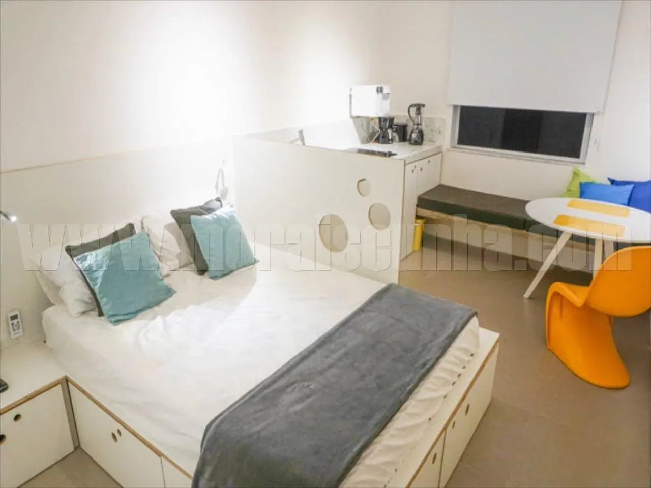 Apartamento studio sem mobília com janelas do chão ao teto — photo 8