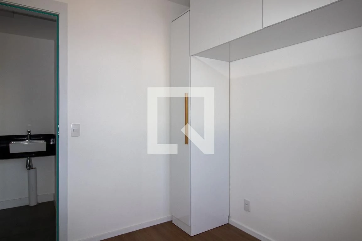 One-bedroom apartment in a building with a gym — photo 4