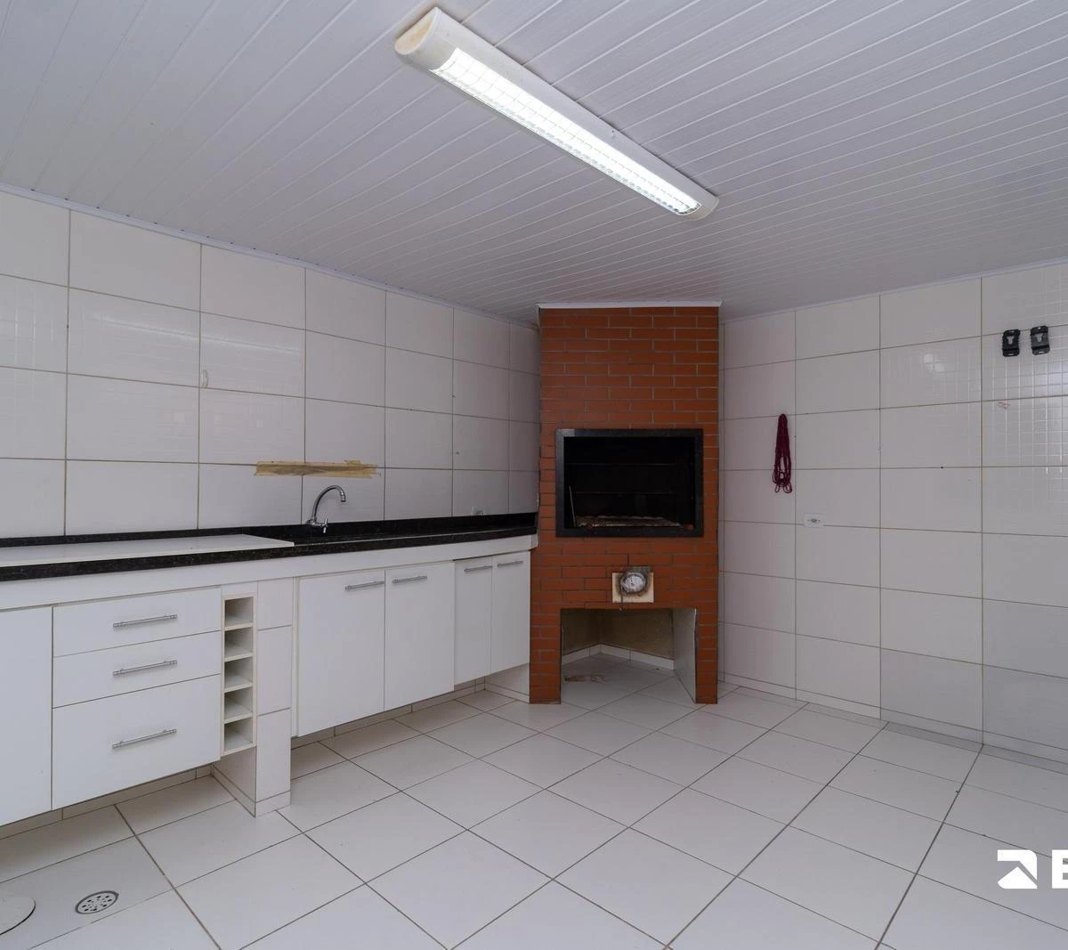 Balcony with a grill in a 3-bedroom house, 118 m² — photo 48