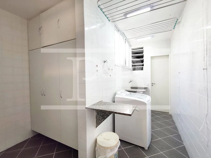 Furnished apartment with 4 bedrooms and 400 m² — photo 47