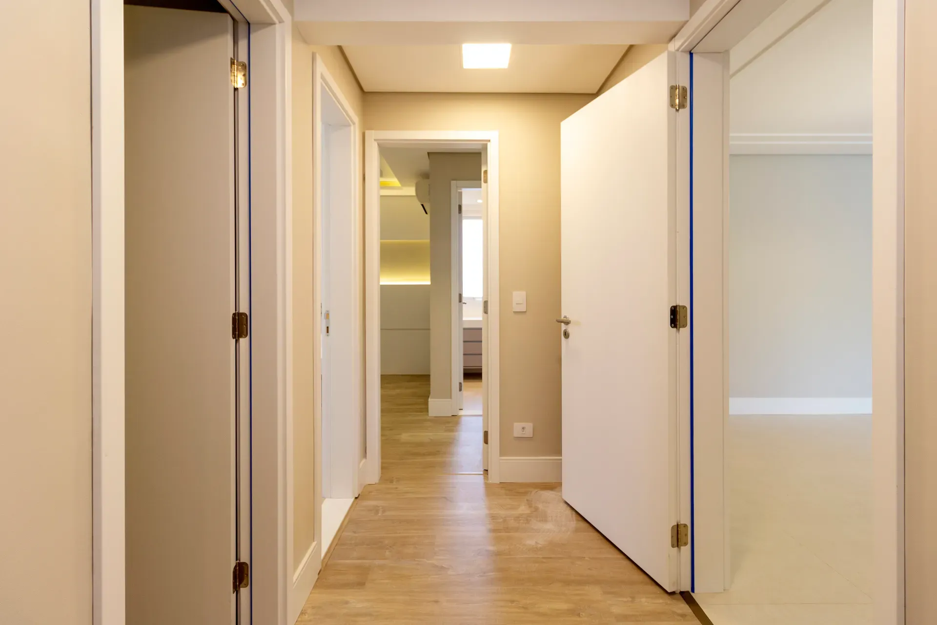 Unfurnished 4-bedroom apartment with 5 bathrooms — photo 45