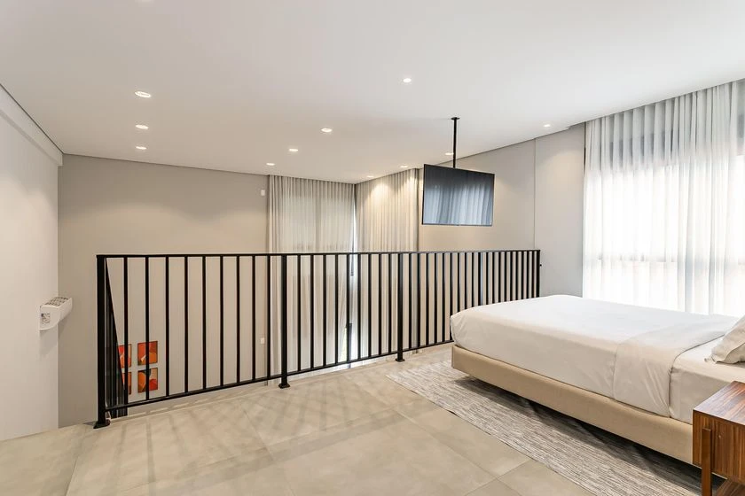 Furnished 1-bedroom apartment with open-plan kitchen — photo 4