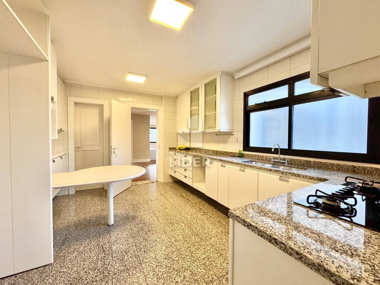 Apartment with 4 bedrooms and 3 parking spots, balcony — photo 45