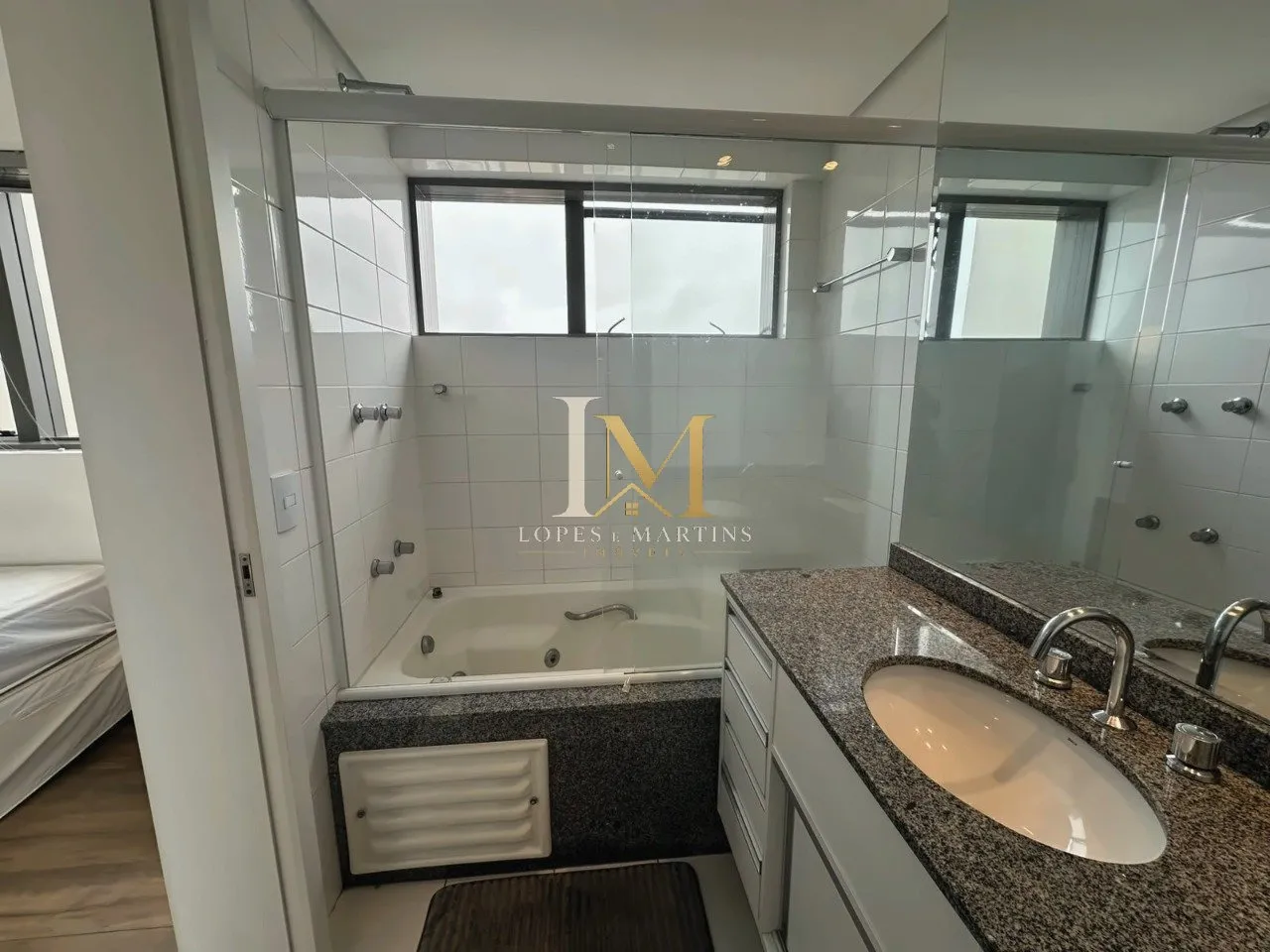 One-bedroom apartment in a building with a gym — photo 9