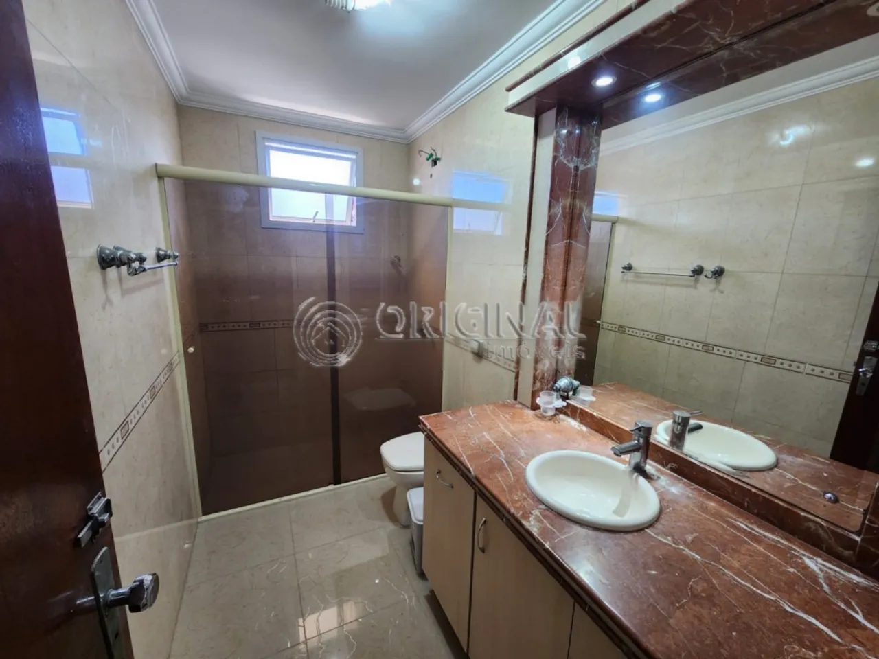 House with 3 bedrooms, 2 suites and private BBQ — photo 16
