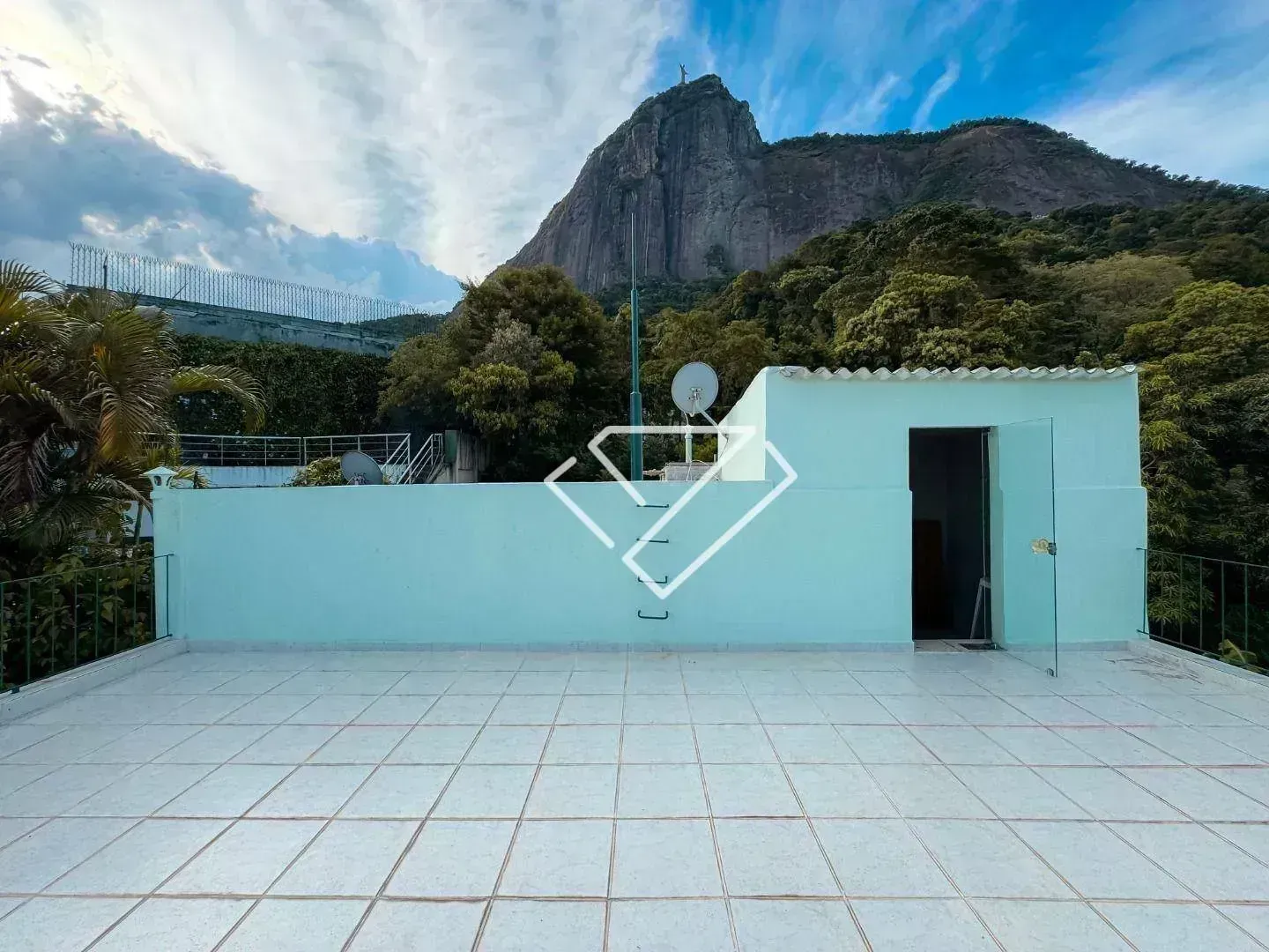 House with 3 bedrooms and 4 bathrooms on 600 m² — photo 19