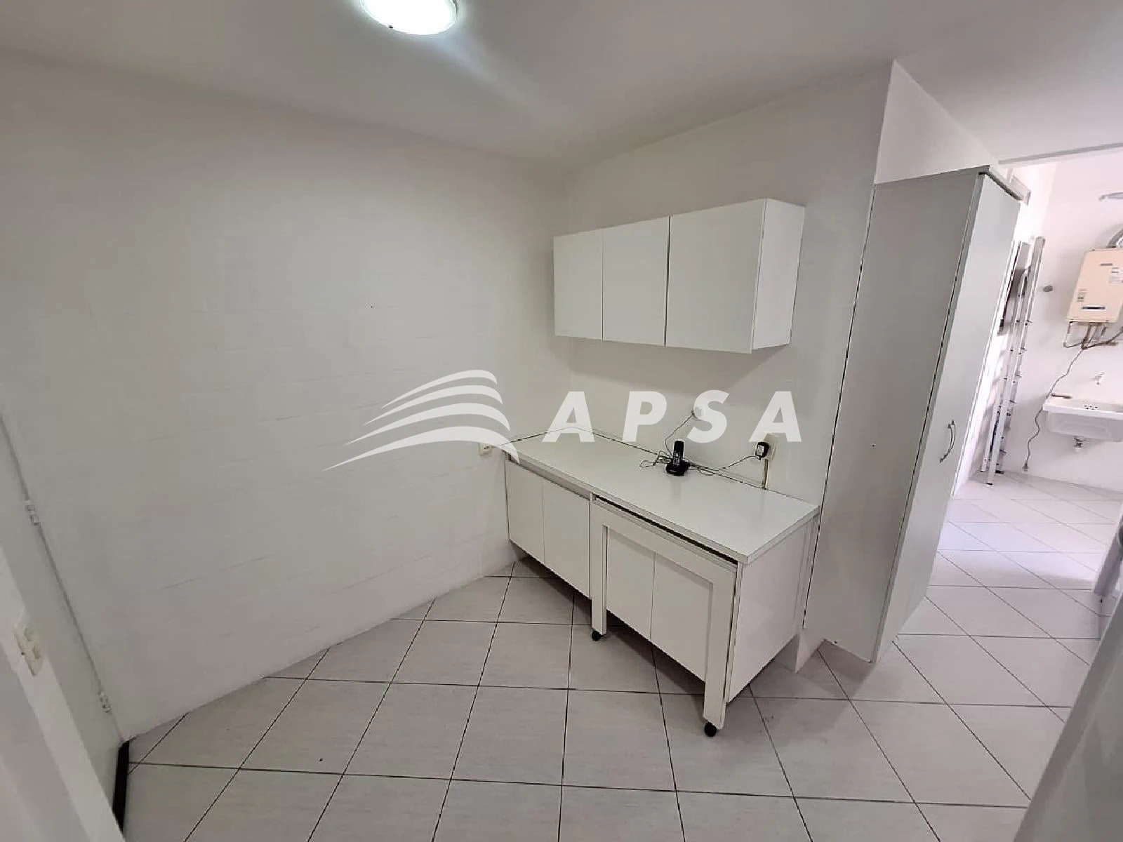 Walk-in closet in a 2-bedroom apartment, 90 m² — photo 12