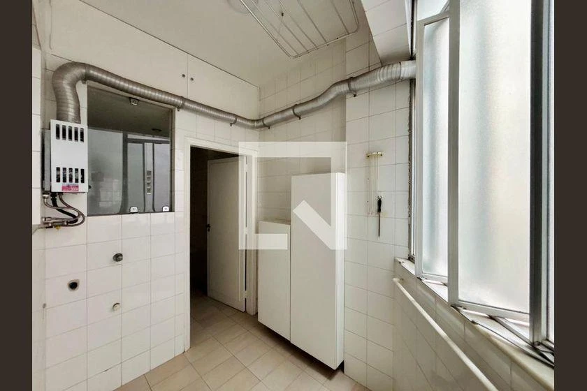 3-bedroom apartment with wood or laminate floors — photo 23