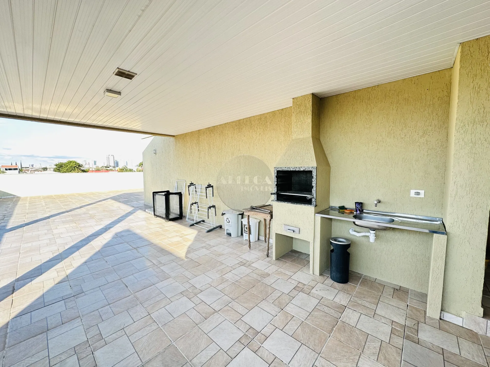 Balcony with a grill in a one-bedroom apartment, 60 m² — photo 15
