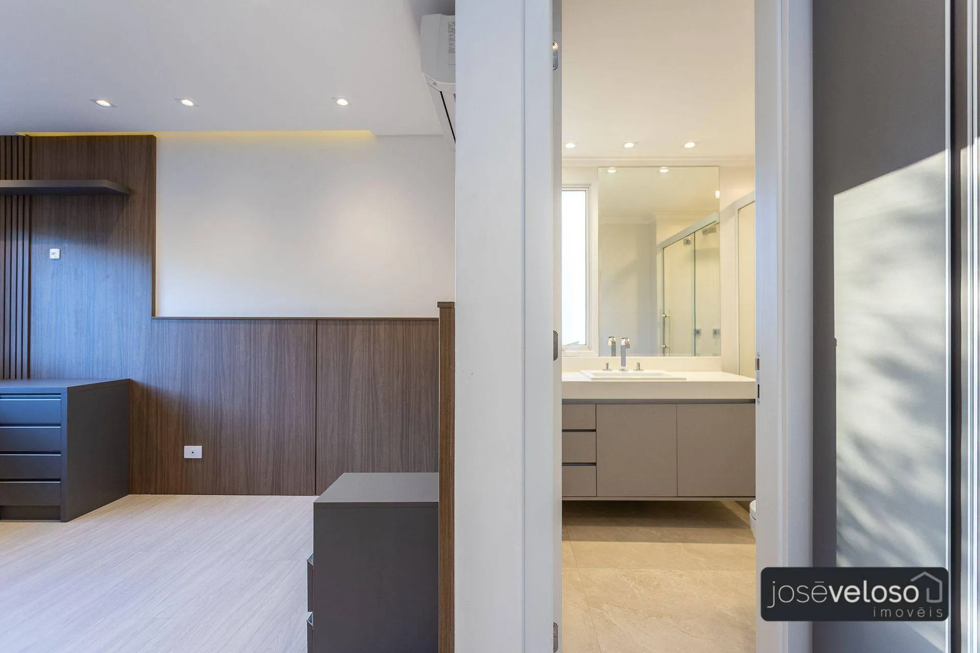 Apartment with open-plan kitchen and 4 bedrooms, 297 m² — photo 32
