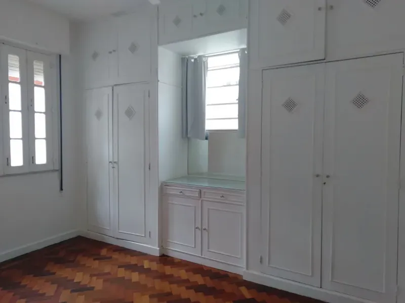 2-bedroom apartment with wood or laminate floors — photo 3