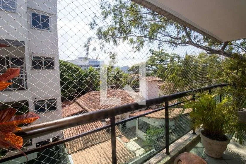 160 m² 3-suite rental apartment with balcony — photo 3