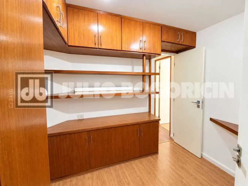 3-bedroom apartment with a park view in Rio de Janeiro — photo 36