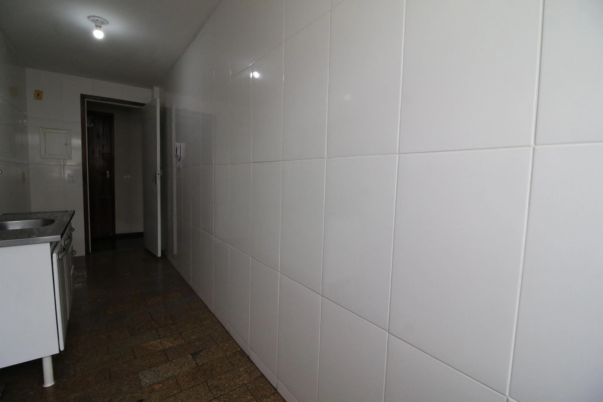 Balcony with a grill in a 3-bedroom apartment, 128 m² — photo 46