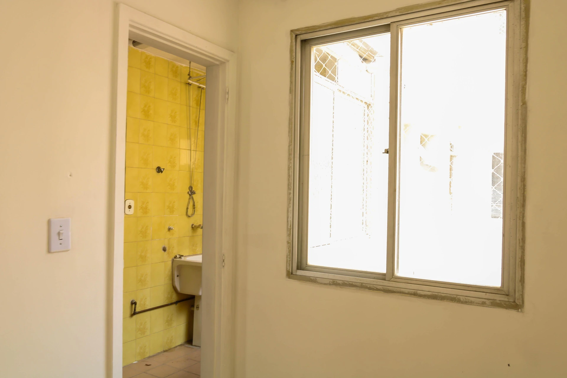 Apartment with 2 bedrooms and an enclosed glass balcony — photo 46