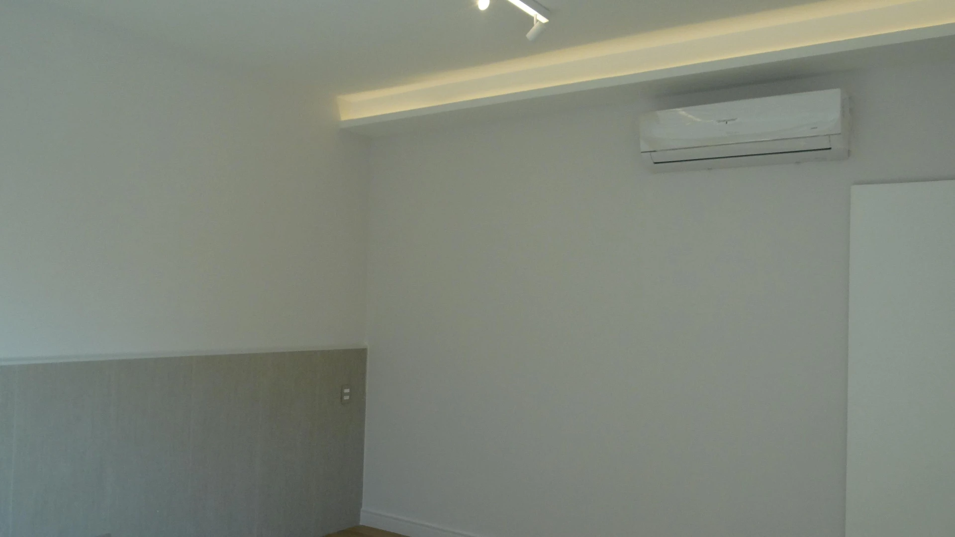 Casa de 384 m² com janelas do piso ao teto e varanda gourmet — photo 106