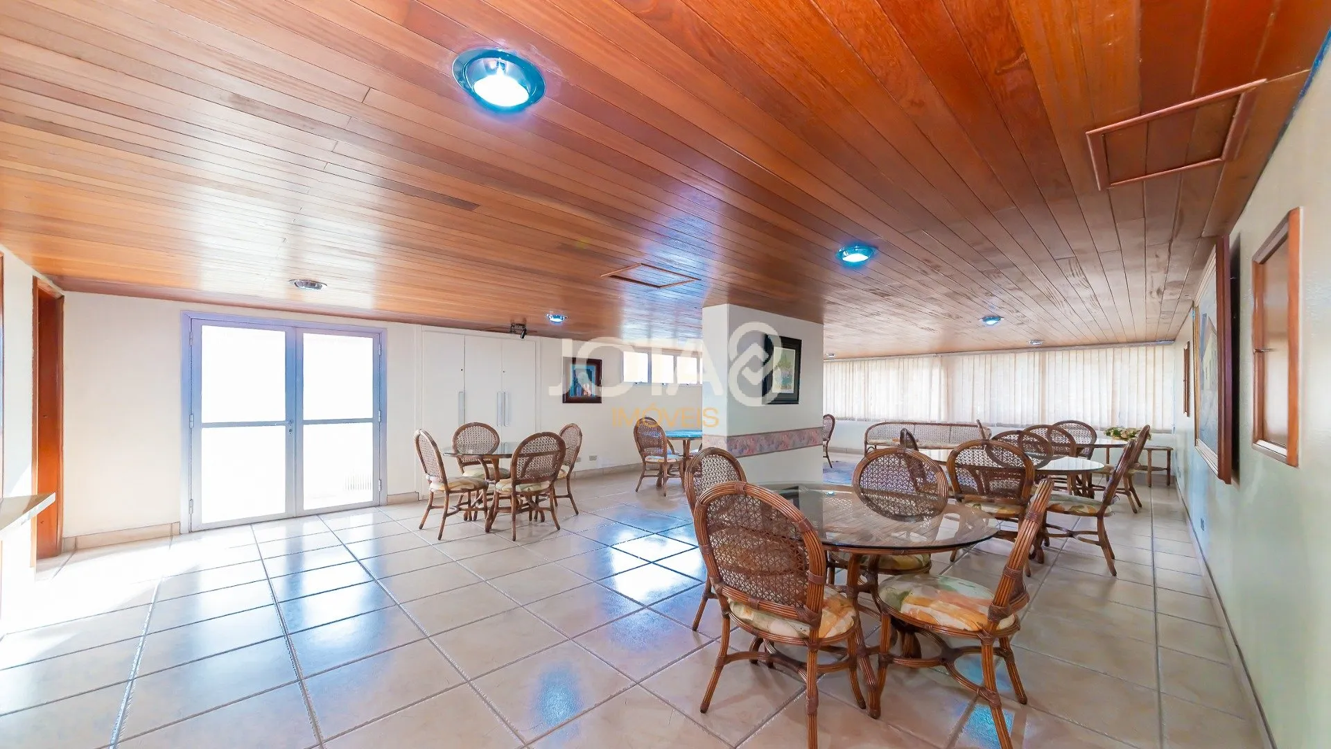 3-bedroom apartment with wood or laminate floors in Curitiba — photo 27