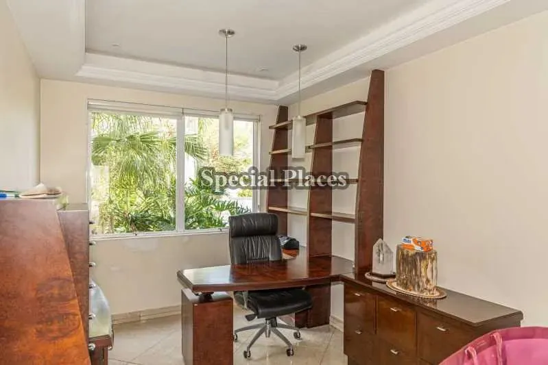 Furnished home with 5 bedrooms and 5 parking spaces — photo 18