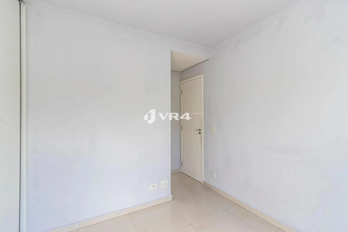 Balcony with a grill in a 2-bedroom apartment, 70 m² — photo 33