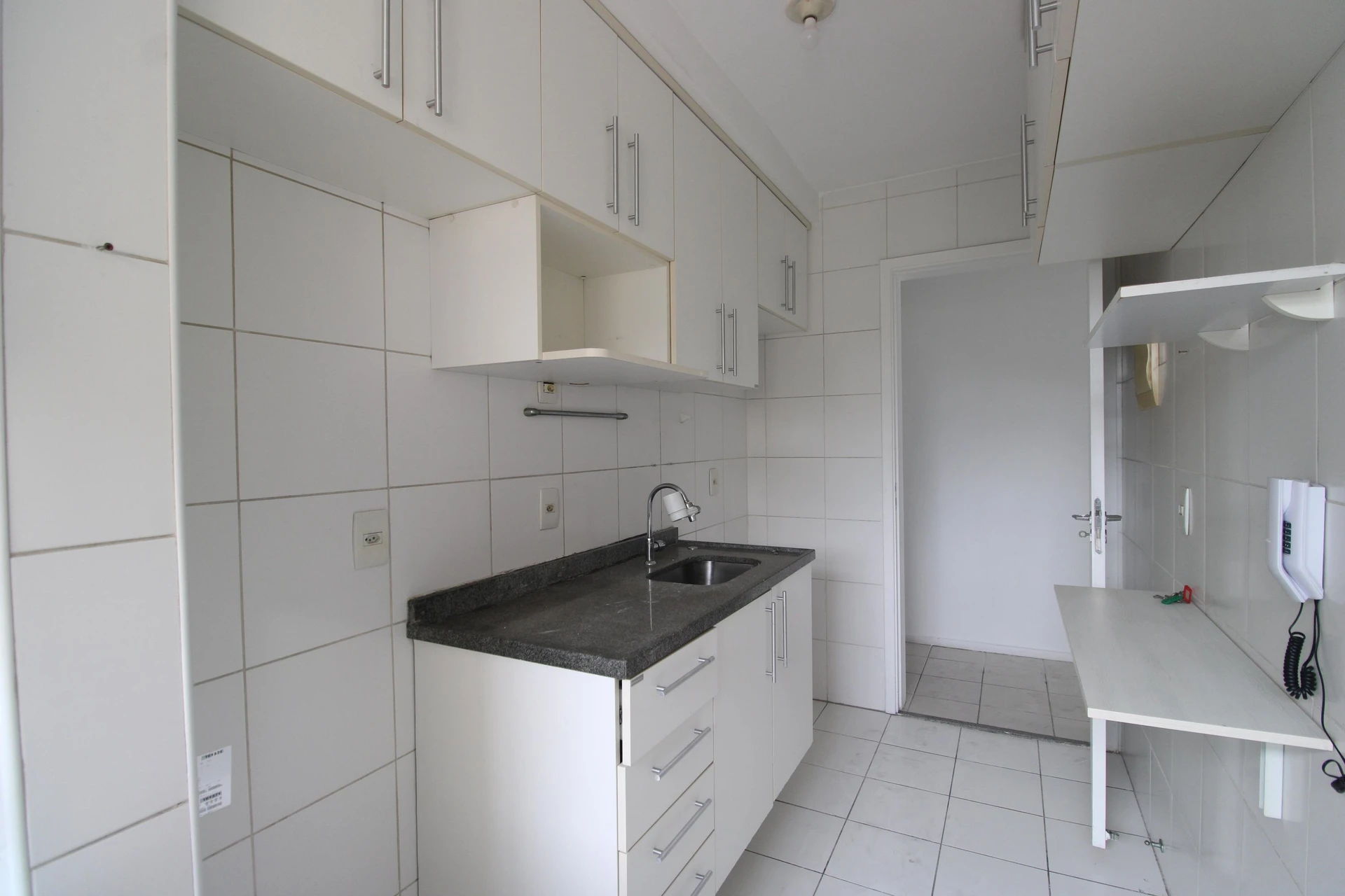 Balcony with a grill in a 3-bedroom apartment, 74 m² — photo 9