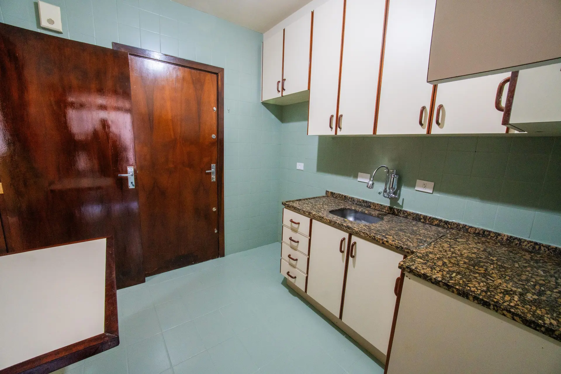 2-bedroom apartment with wood or laminate floors — photo 24