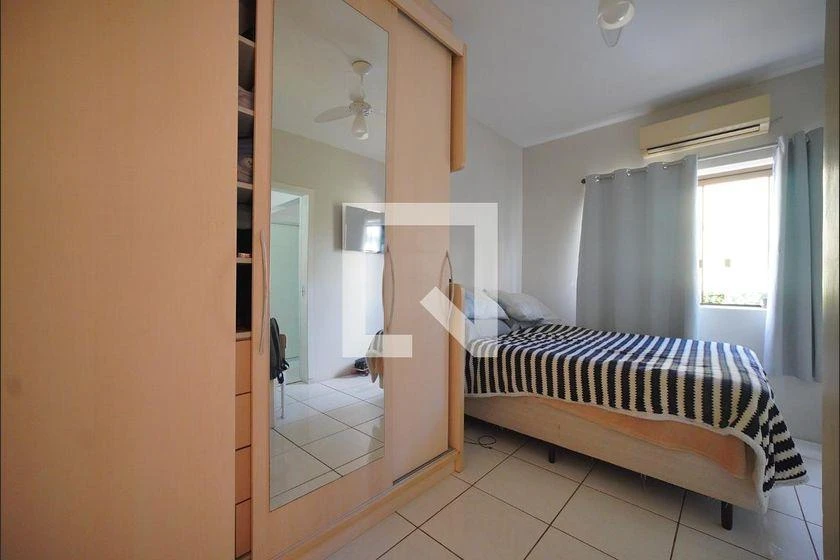 Walk-in closet in a 3-bedroom house, 225 m² — photo 15