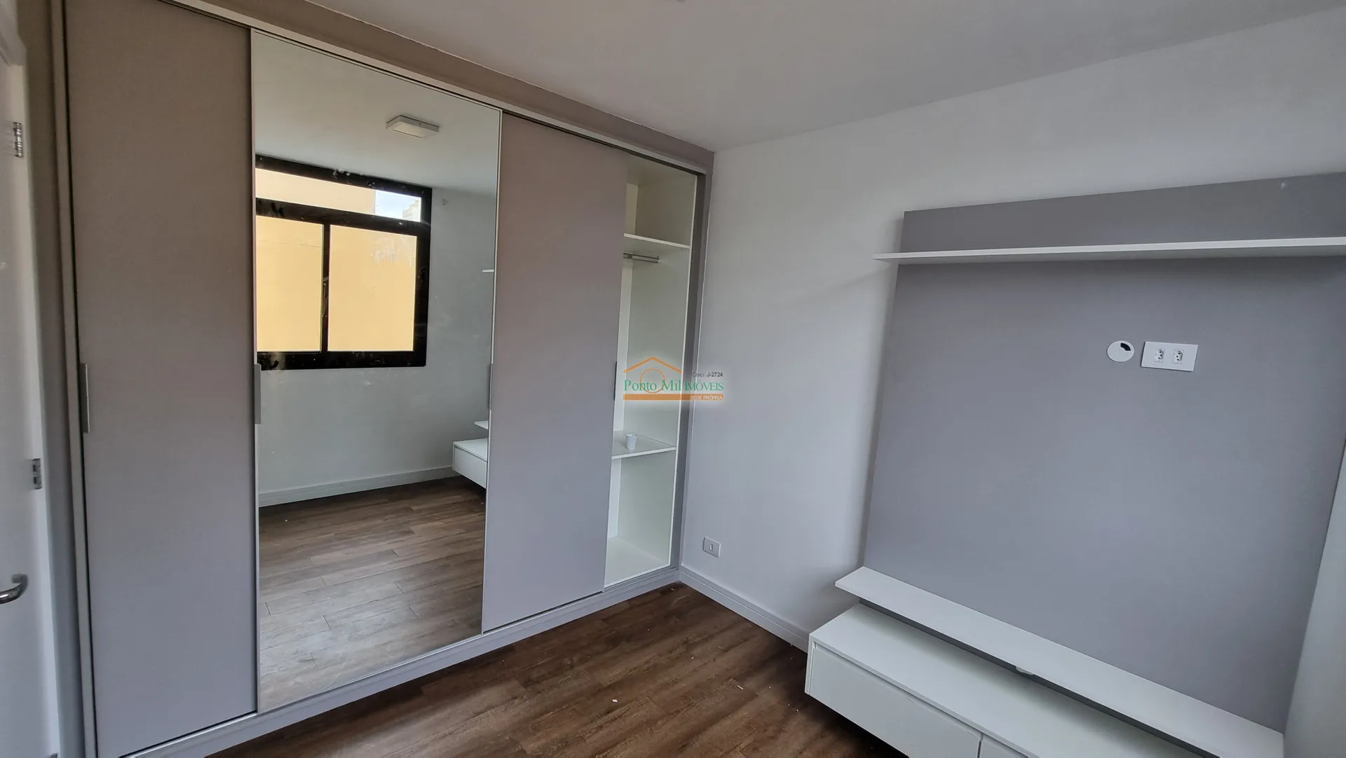 1-bedroom apartment with a fitted compact kitchenette — photo 12