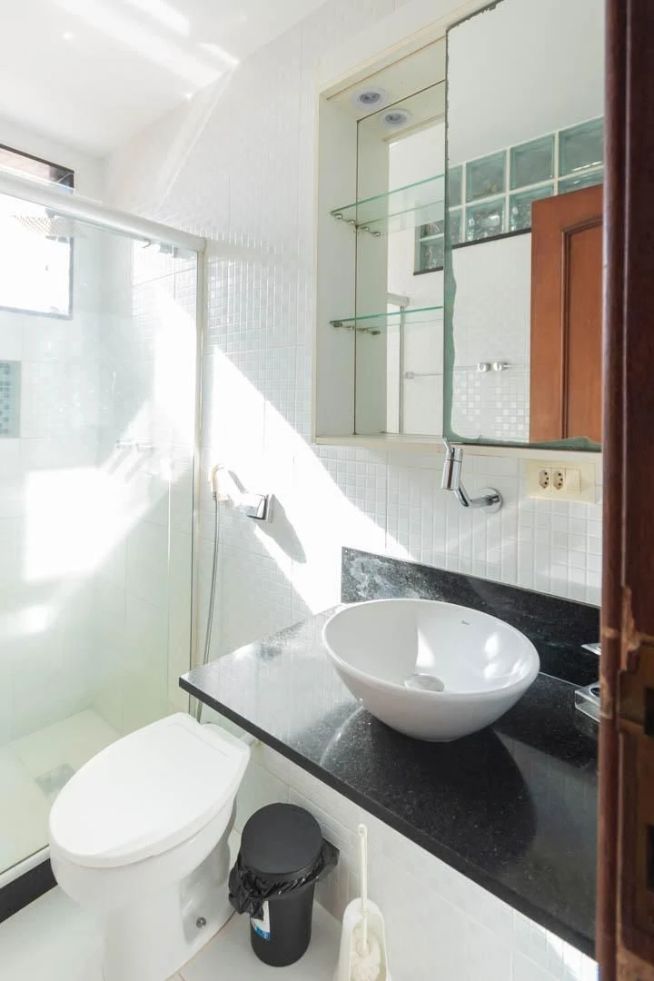 Balcony with a grill in a 3-bedroom apartment, 135 m² — photo 44
