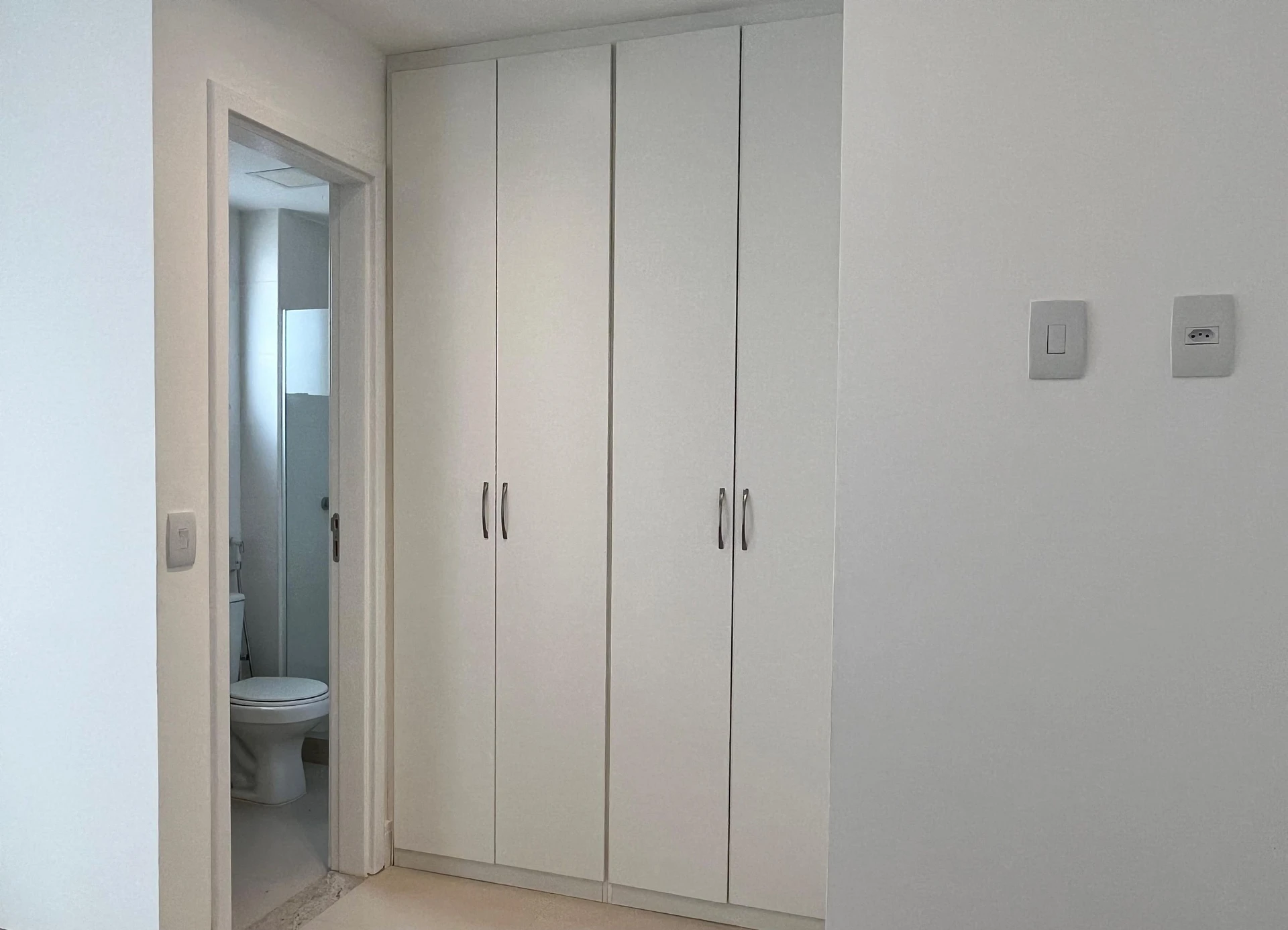 Furnished apartment, 148 m², with a glass-enclosed balcony — photo 10