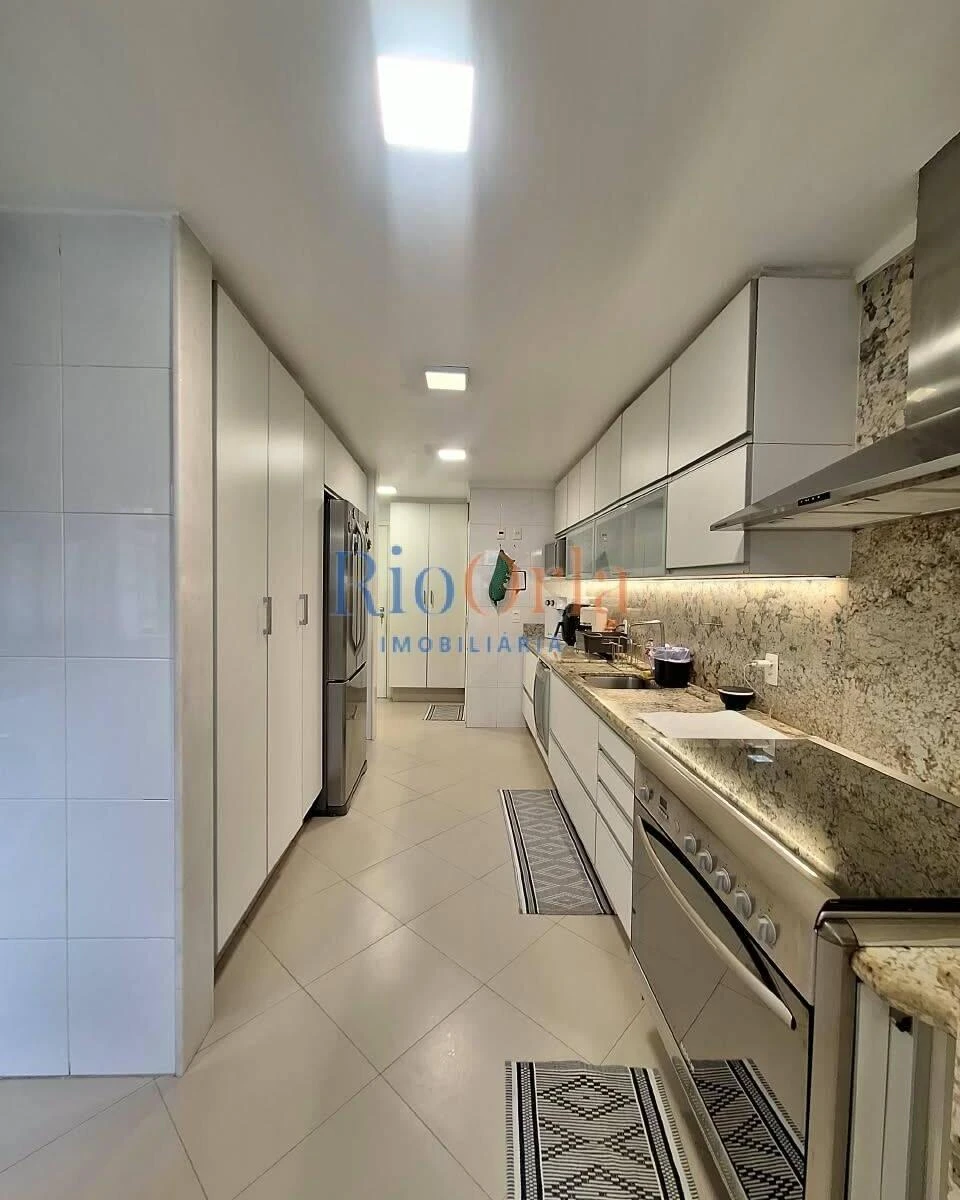 Floor-to-ceiling windows in a 4-bedroom apartment, 156 m² — photo 18