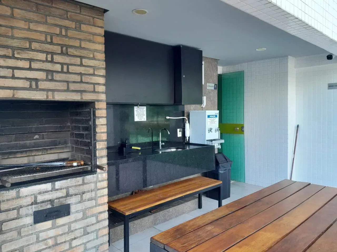 Furnished 3-bedroom apartment with a private BBQ — photo 28