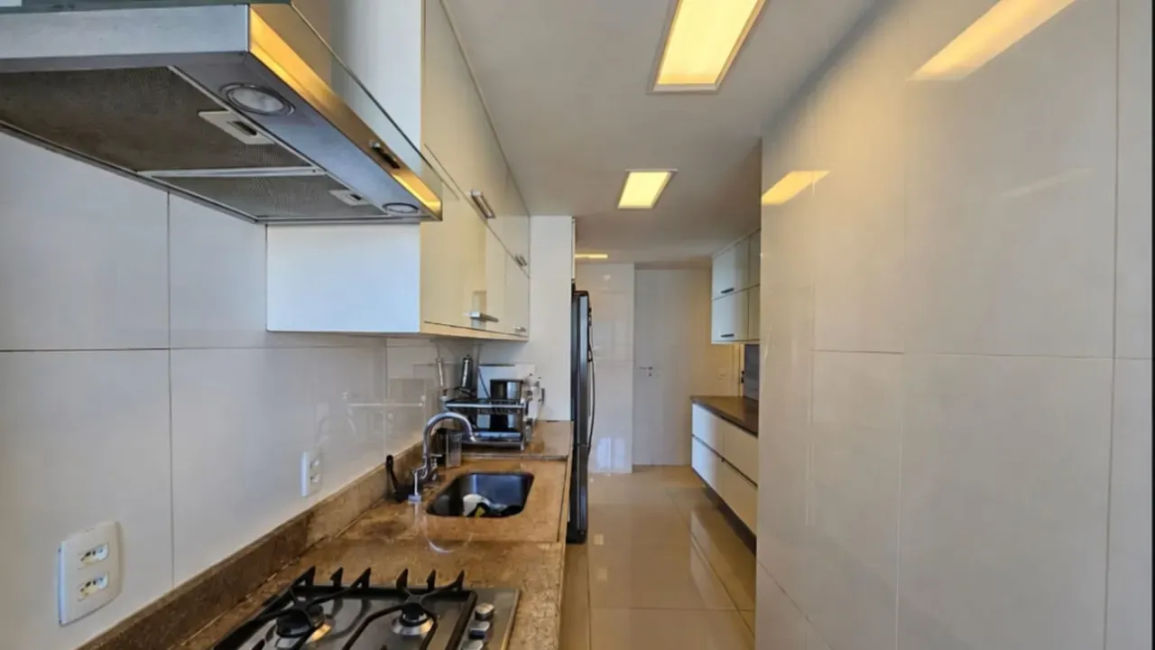 Balcony with a grill in a 3-bedroom apartment, 250 m² — photo 2